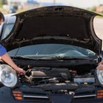 couple-with-broken-car