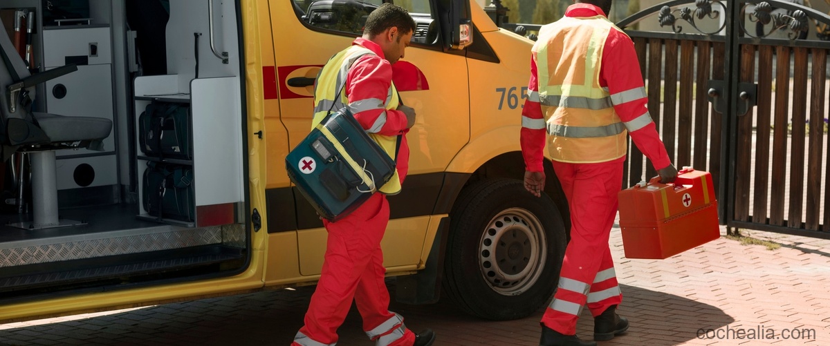 a una ambulancia que usa únicamente la señal especial luminosa, ¿se le debe ceder el paso?