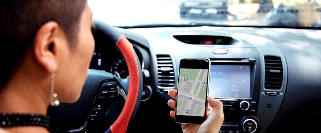 ¿Cómo se configura un GPS en el coche?