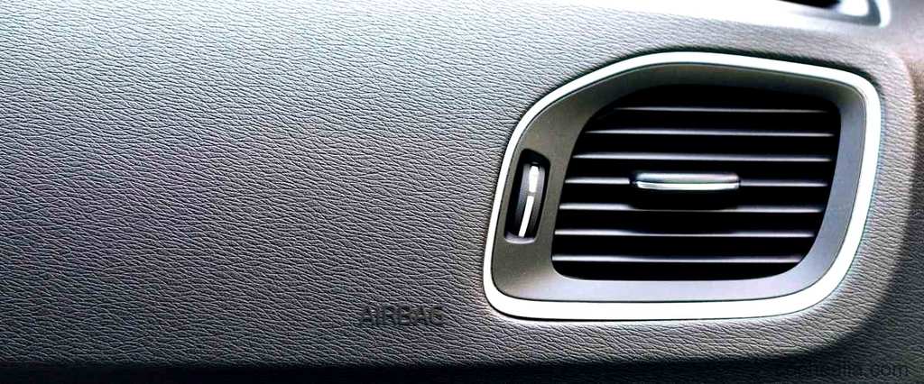 ¿Cuáles son las consecuencias de no reparar una fuga de aire acondicionado en el coche?