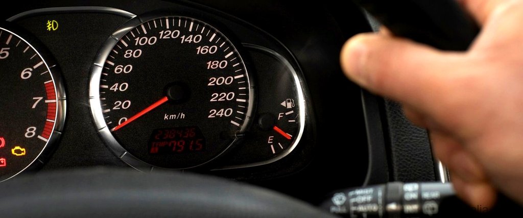 ¿Qué instrumento registra la velocidad y la distancia recorrida por un coche?