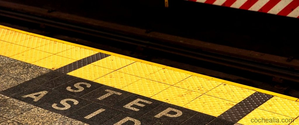 ¿Qué significa la línea amarilla en la calle?